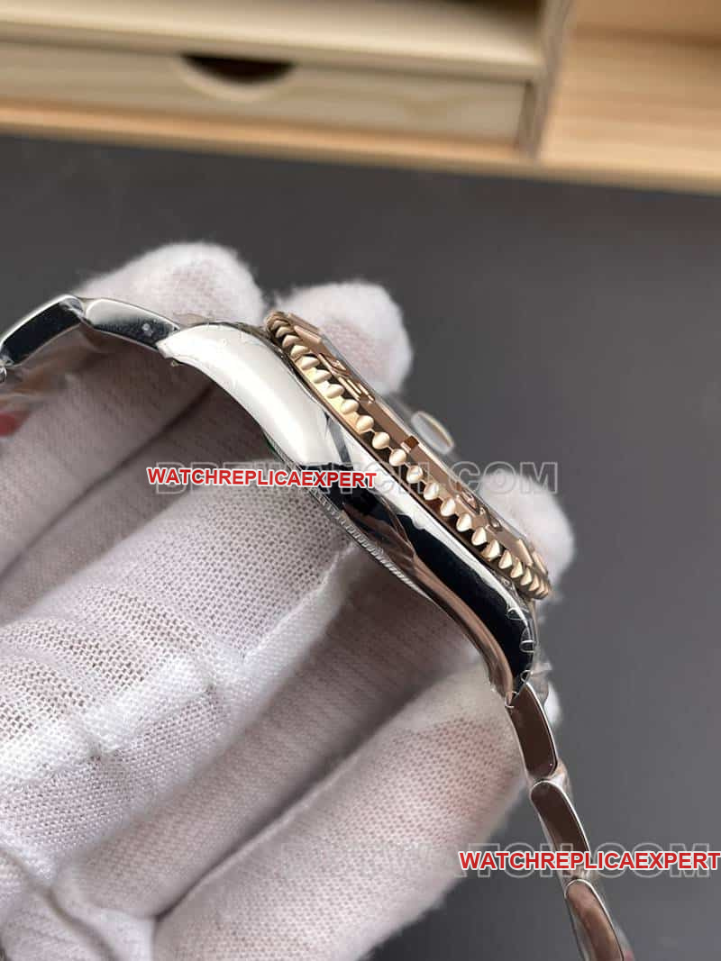 VSRolex Yacht-Master chocolate plate side front live photo