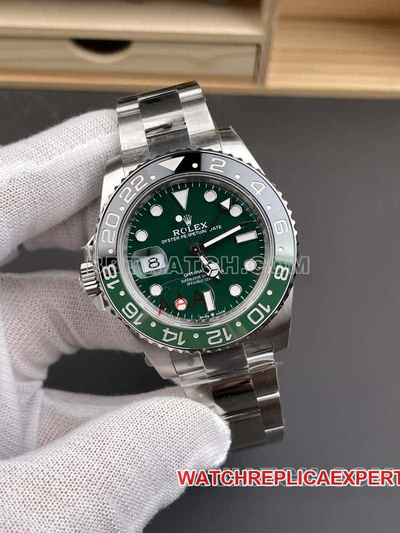 VSRolexGMT-Master1:1top-tier replicagreen dial126729front live photo