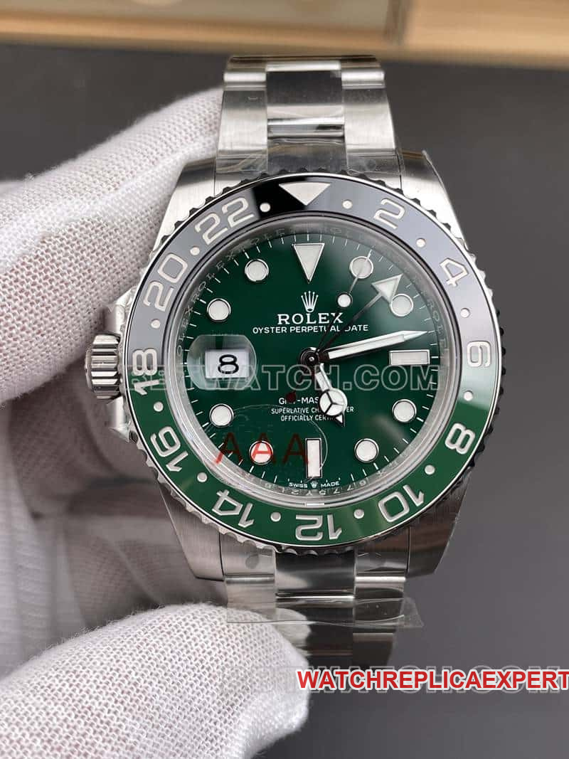 VSRolexGMT-Master1:1top-tier replicagreen dial126729front live photo
