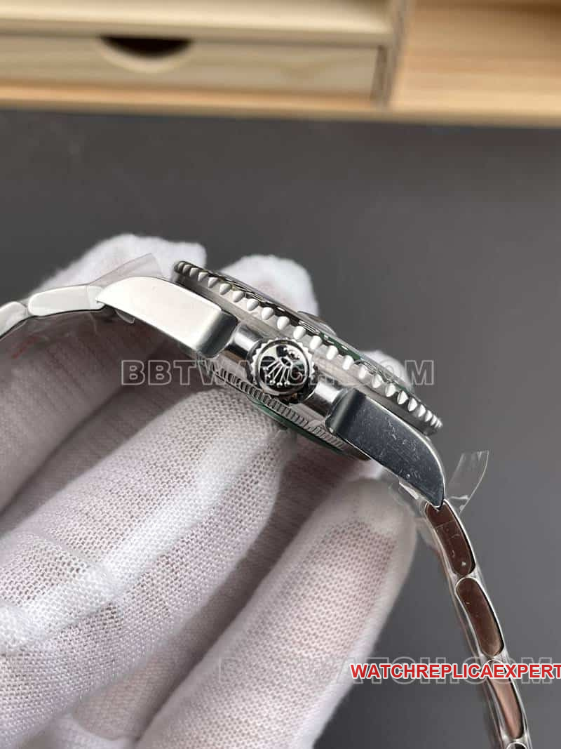 VSRolexGMT-Master1:1top-tier replicagreen dial126729side live photo
