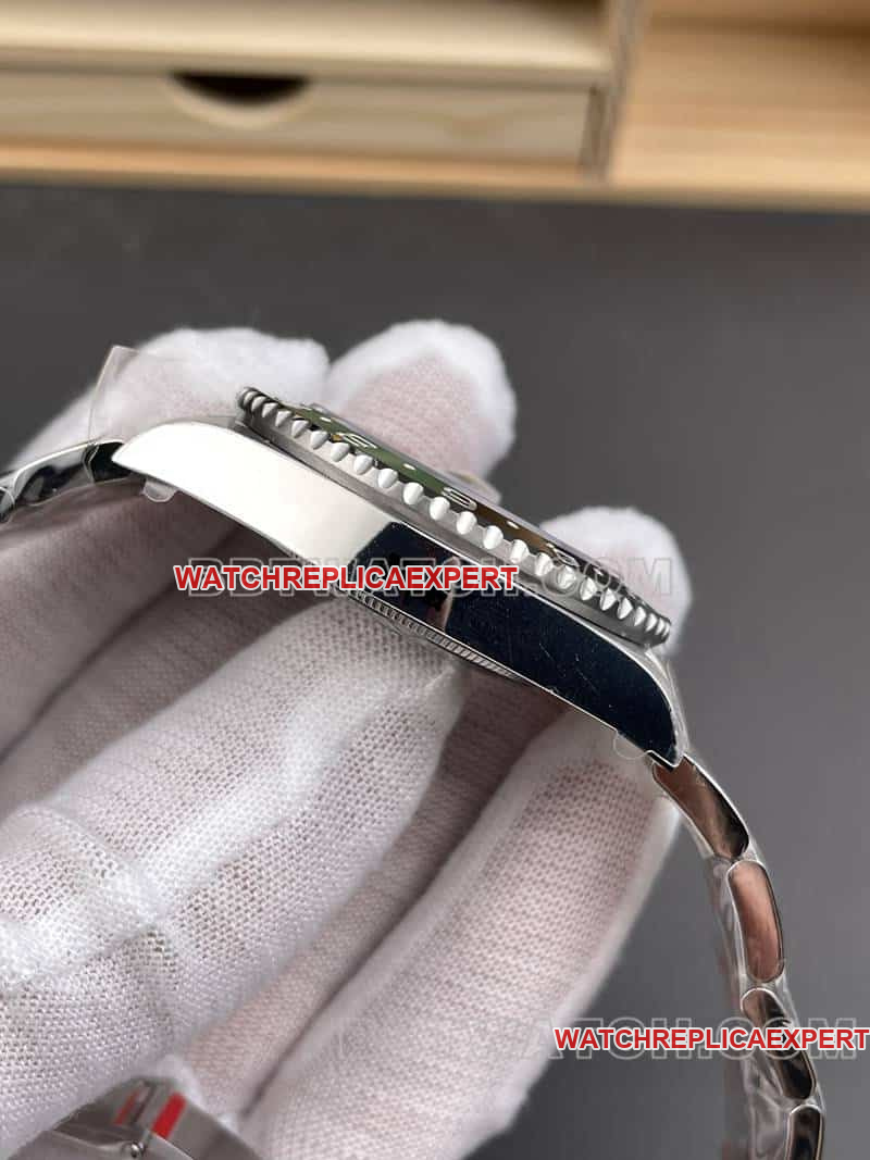 VSRolexGMT-Master1:1top-tier replicagreen dial126729side live photo