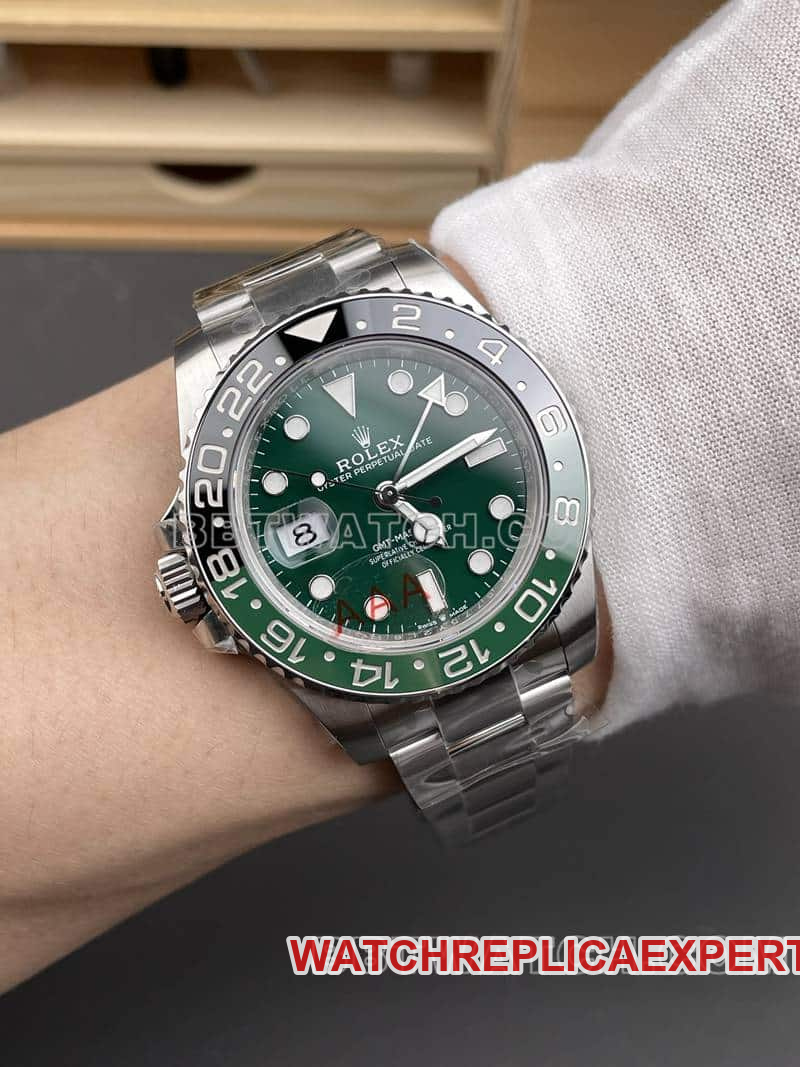 VSRolexGMT-Master1:1top-tier replicagreen dial126729front live photo