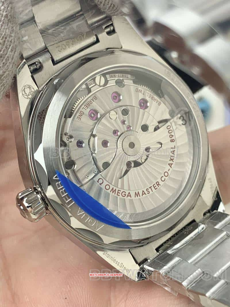 VSOmegaSeamastersuper clone150m black dial220.10.41caseback live photo