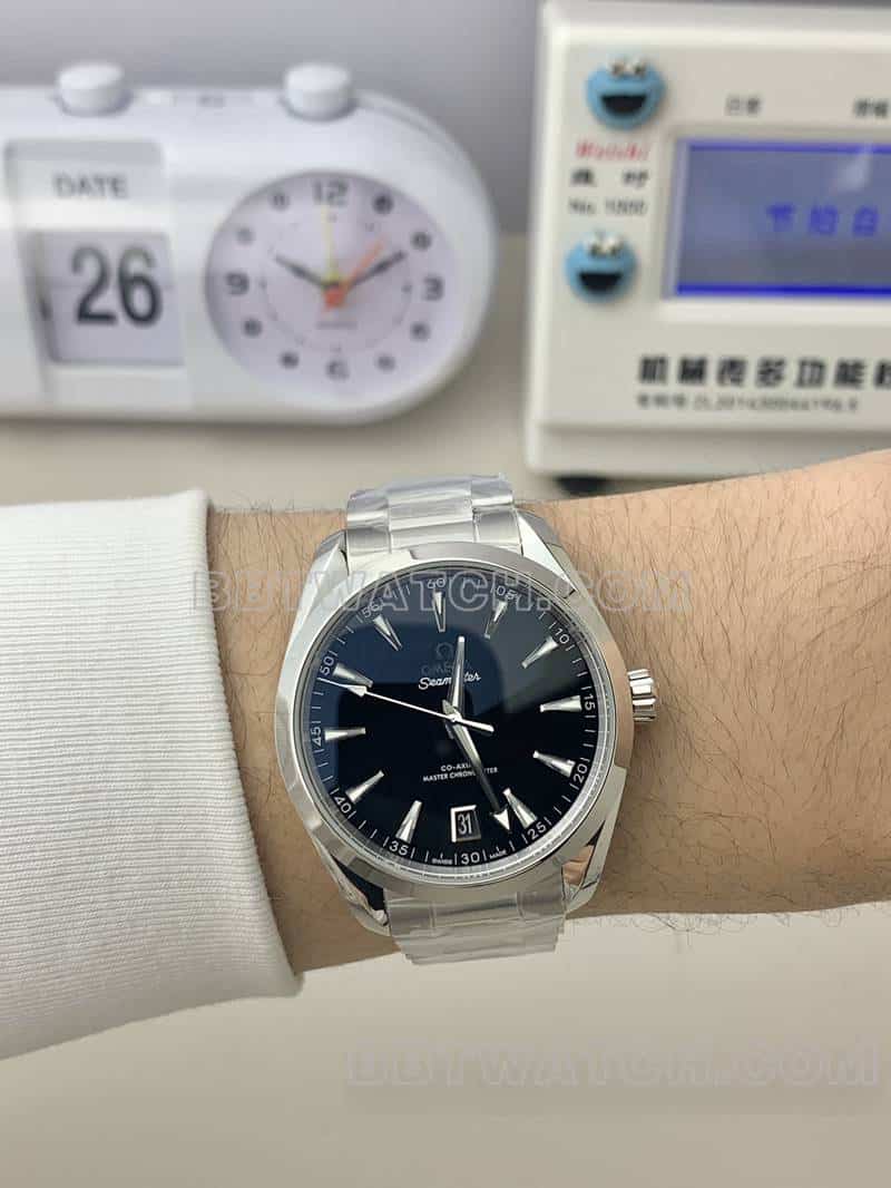VSOmegaSeamastersuper clone150m black dial220.10.41front live photo