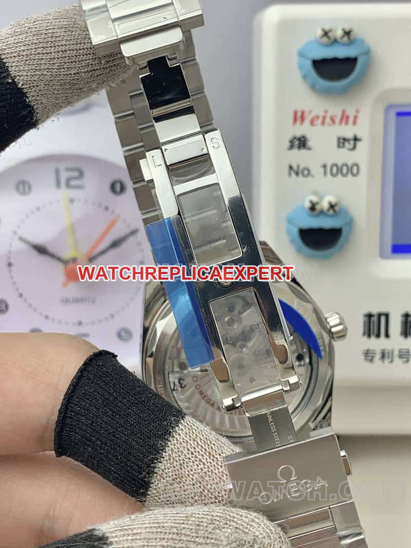 VSOmegaSeamastersuper clone150m black dial220.10.41clasplive photos