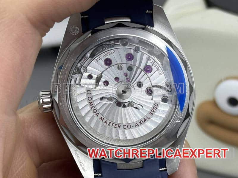 VSOmegaSeamaster1:1top-tier replicablue dial150m rubber model220.12.41caseback live photo