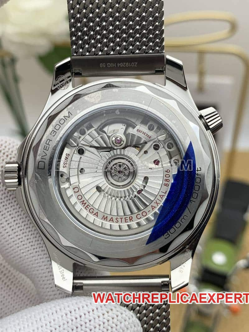 VSOmegaSeamastertop-tier replicasilver dial300m steel bracelet model 210.30.42caseback live photo