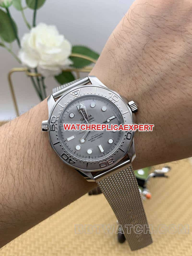VSOmegaSeamastertop-tier replicasilver dial300m steel bracelet model 210.30.42front live photo