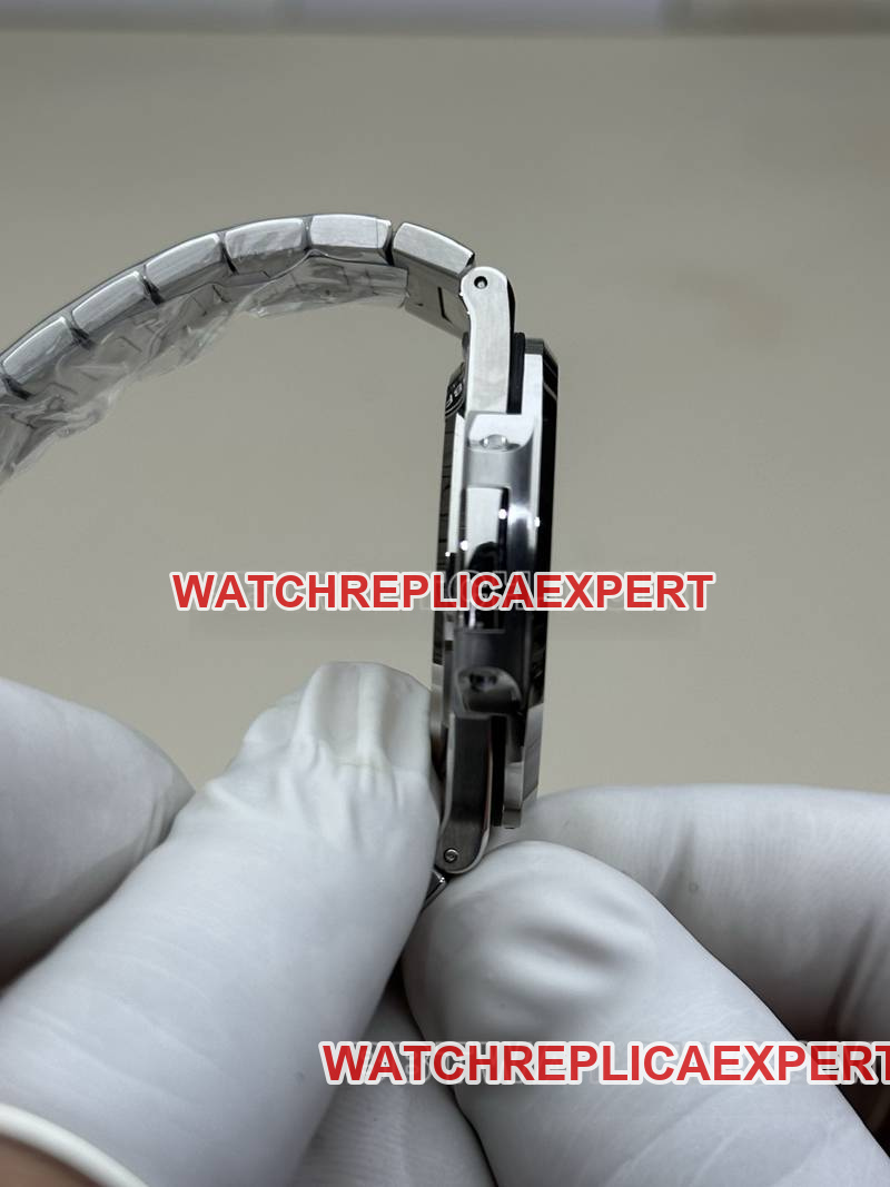 Patek Philippe1:1replica watch BBF factory Nautilus324movementblue dialsteel bracelet model side live photo