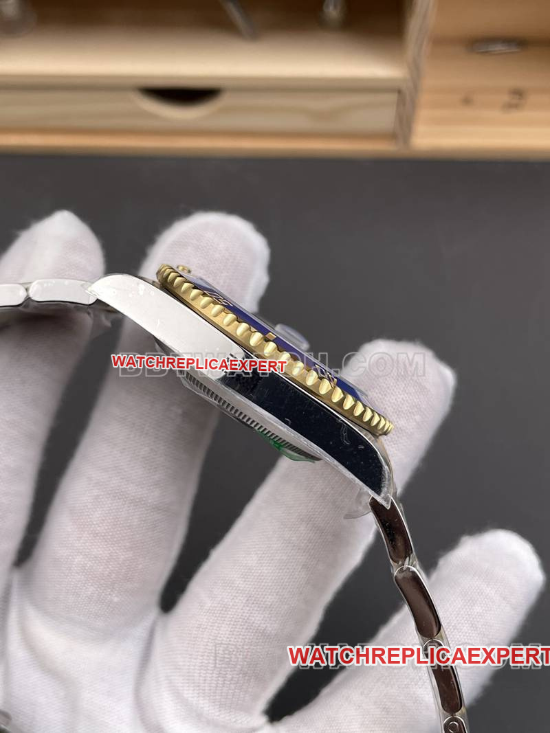 Rolex1:1replica watch RC factory Submariner40mm gold blue Submariner3135movementside live photo