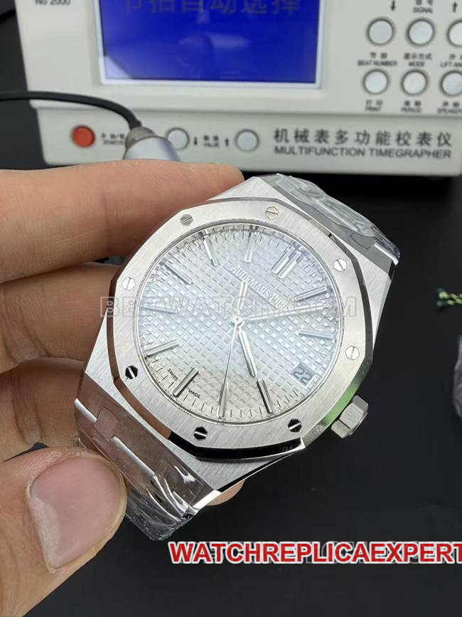 Audemars Piguet1:1replica watch DDF factory Royal Oak41mmwhite dial4302mechanical movementsteel bracelet front live photo