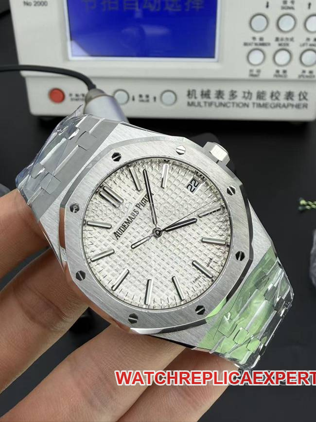 Audemars Piguet1:1replica watch DDF factory Royal Oak41mmwhite dial4302mechanical movementsteel bracelet front live photo