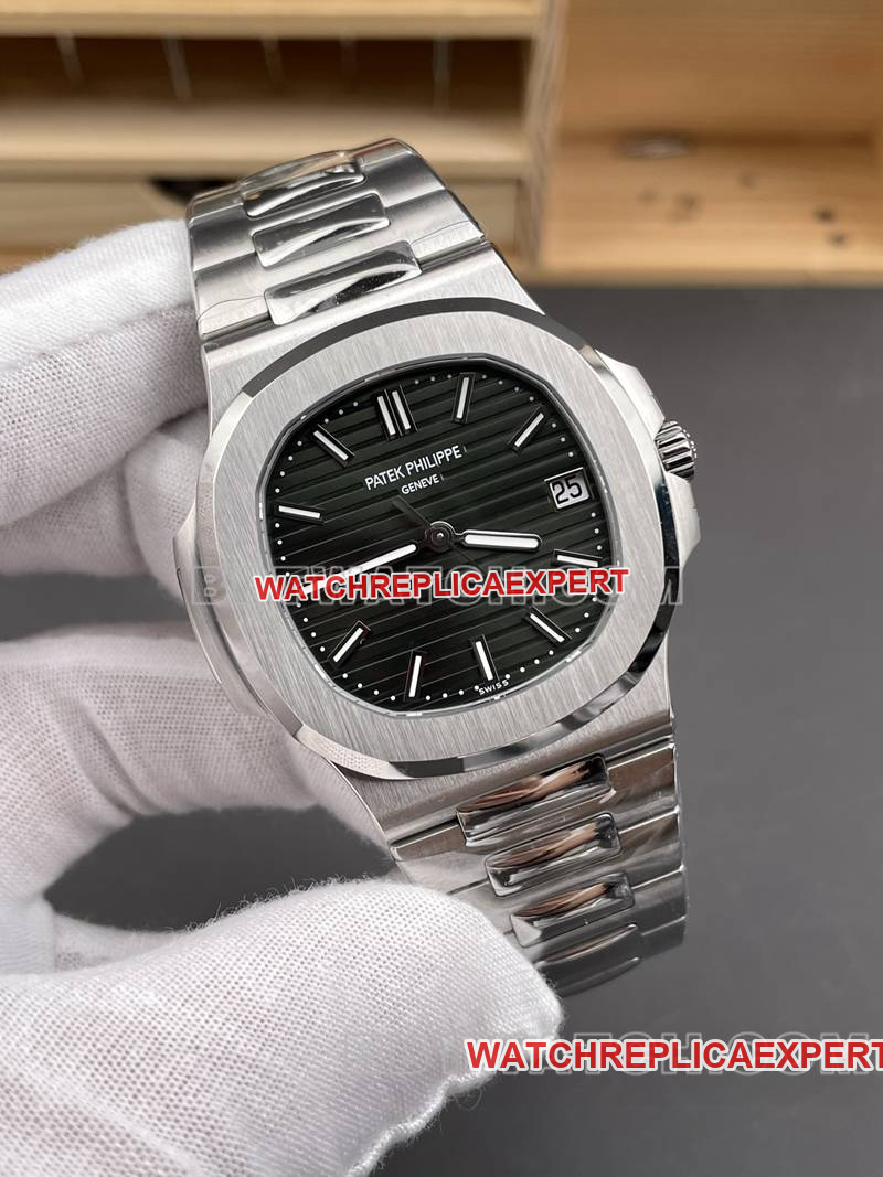 Patek Philippe1:1replica watch DDF factory Nautilus40mmgreen dial324movementsteel bracelet model front live photo
