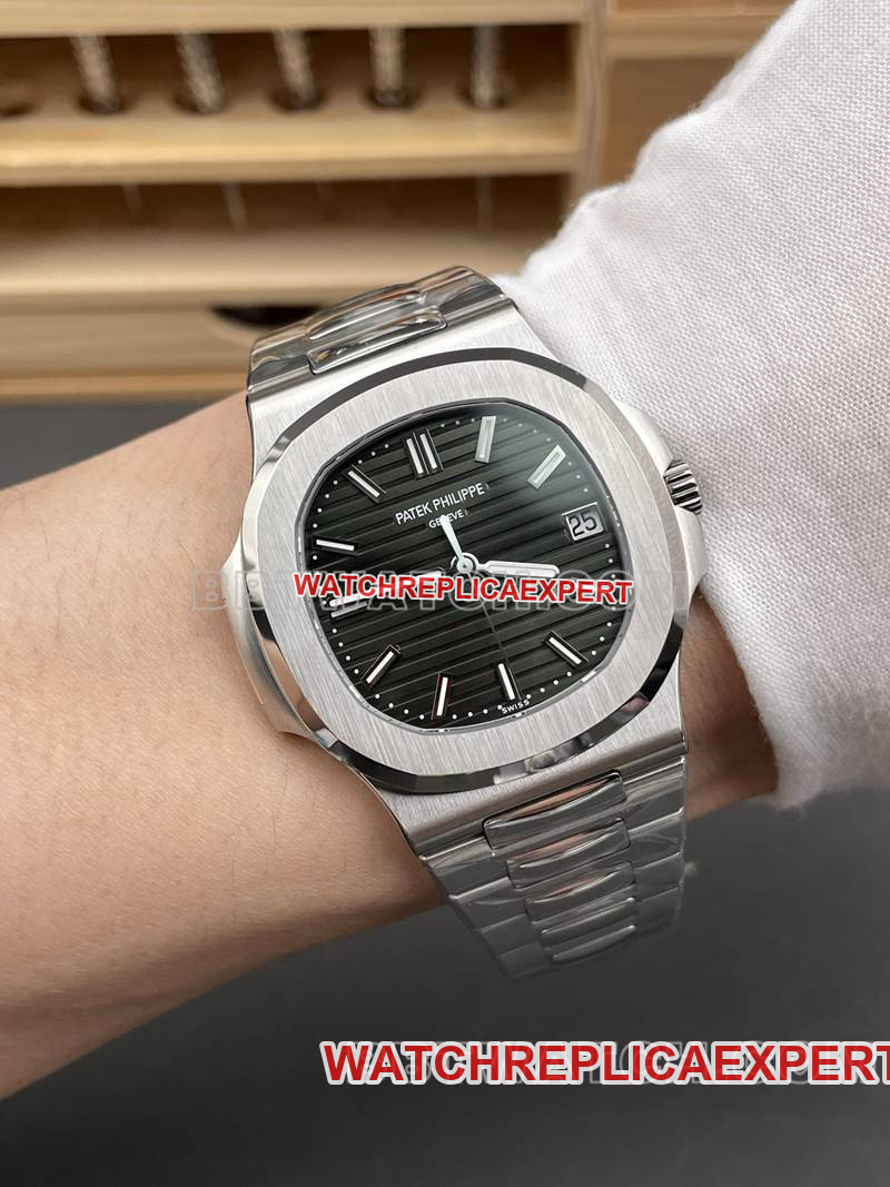 Patek Philippe1:1replica watch DDF factory Nautilus40mmgreen dial324movementsteel bracelet model front live photo