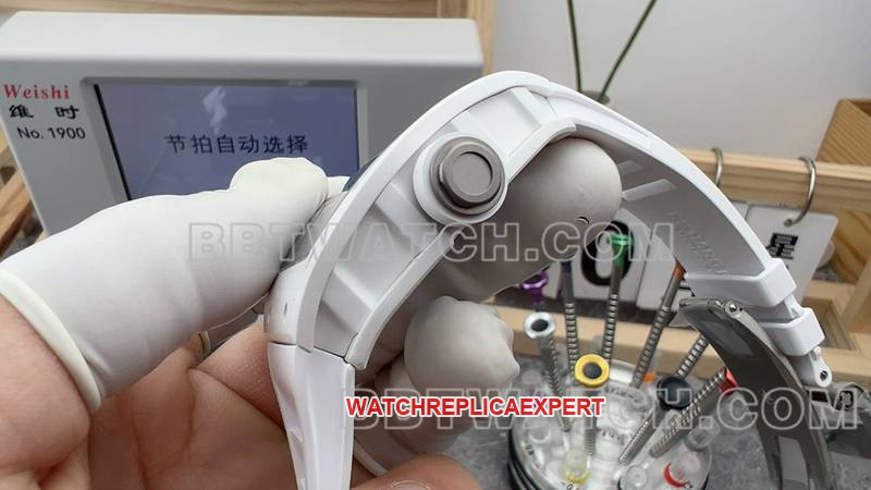 Richard Milletop-tier watch R factory hollow plate white rubber model RM055side live photo