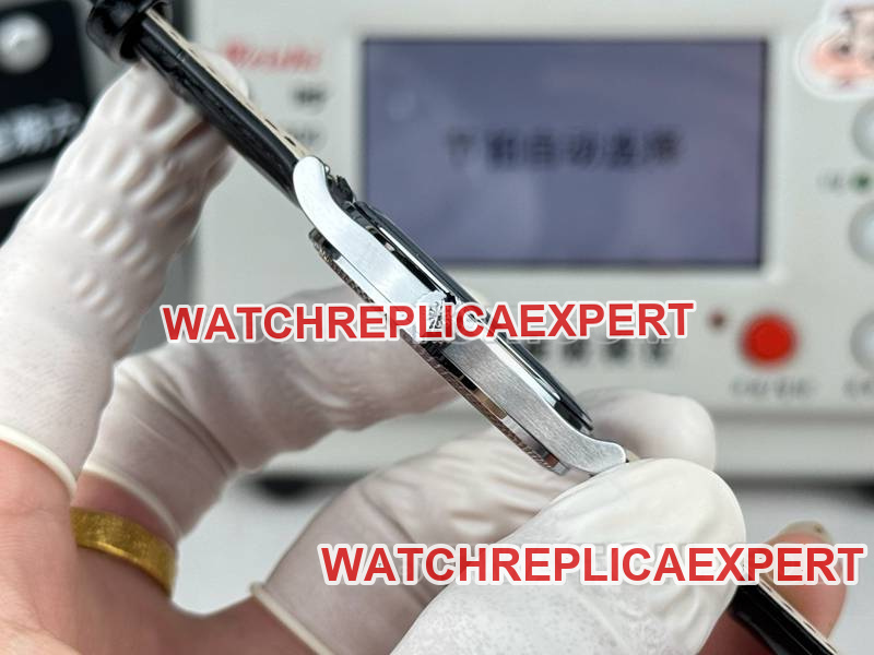 Patek Philippe1:1replica watch SDF factory classic black dial nail pattern ring 39mmleather strap model side live photo