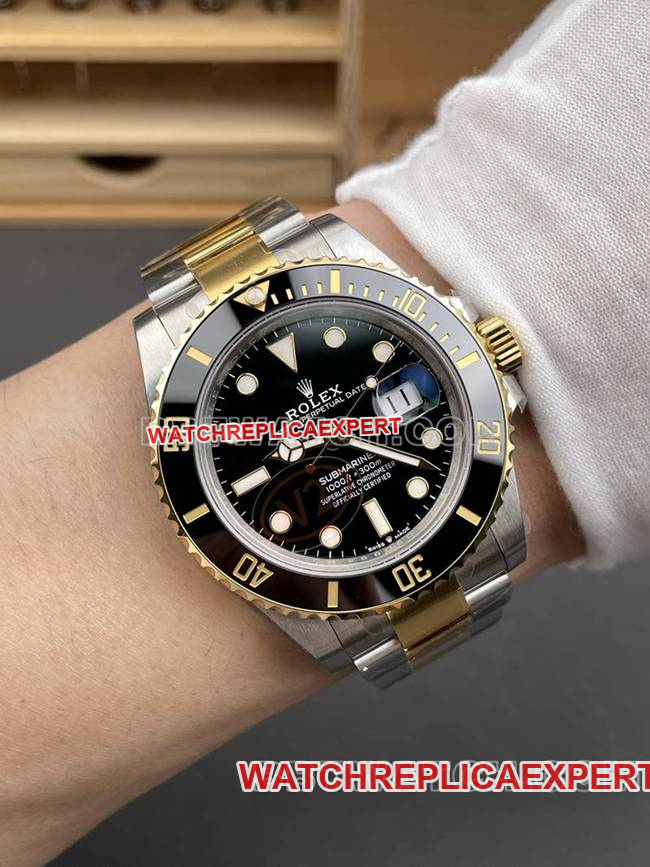 Rolex1:1replica watch VS FactorySubmariner41mmblack dial3235mechanical movement gold steel bracelet front live photo