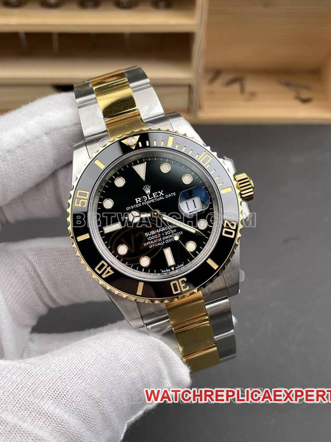 Rolex1:1replica watch VS FactorySubmariner41mmblack dial3235mechanical movement gold steel bracelet front live photo