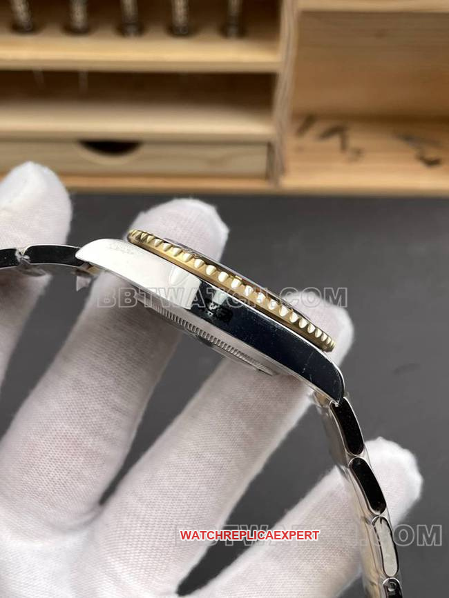 Rolex1:1replica watch VS FactorySubmariner41mmblack dial3235mechanical movement gold steel bracelet side live photo