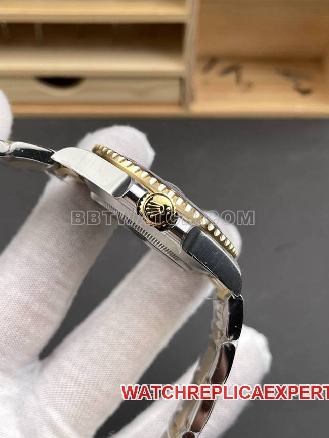 Rolex1:1replica watch VS FactorySubmariner41mmblack dial3235mechanical movement gold steel bracelet side live photo