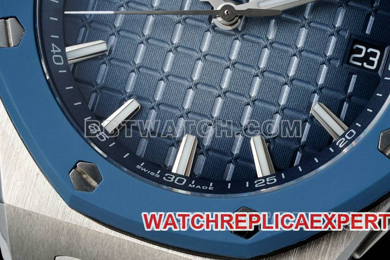 Audemars Piguet Watch APP Factory Royal Oak Offshore Smoked Blue Dial Mechanical Rubber Model 15605front live photo