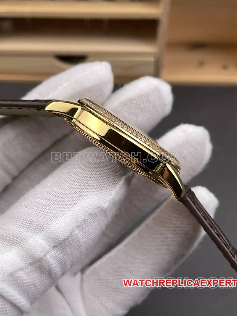 Vacheron Constantintop-tier watch XR factory inherited white dial2824mechanical movementleather strap model 82172side live photo