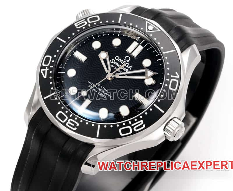 Omegatop-tier watch OR factory Seamaster 300m black dial mechanical black rubber model front live photo
