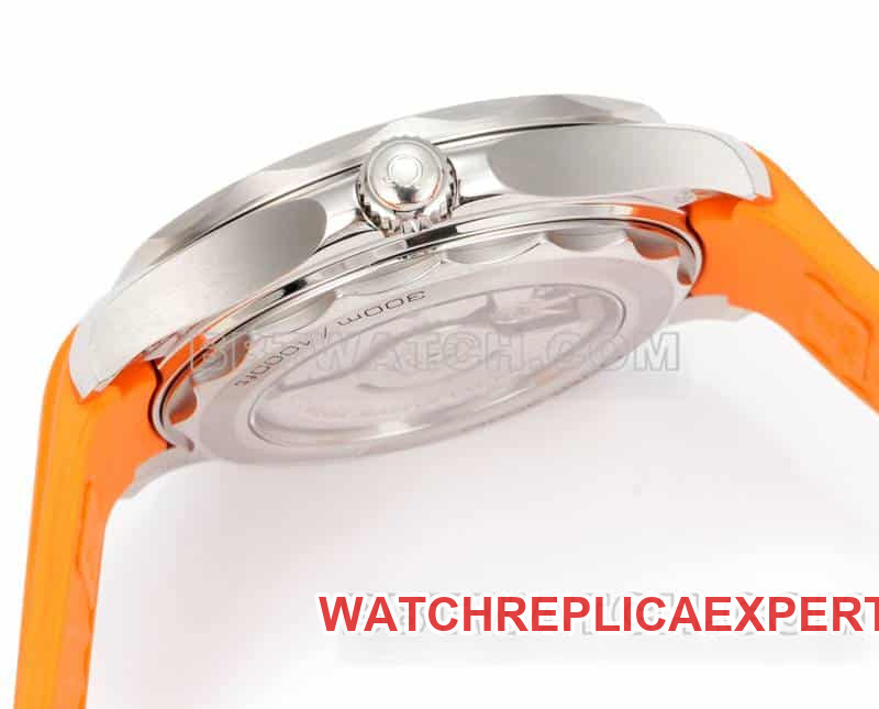 Omega collectible watch OR factory Seamaster 300m black dial mechanical orange rubber model front live photo
