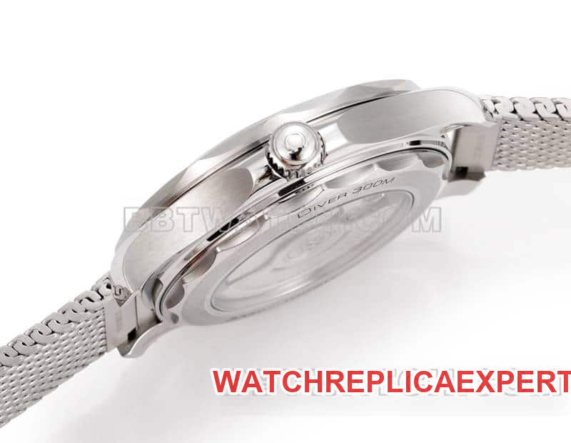 Omega1:1replica watch OR factory Seamaster 300m black dial mechanical steel bracelet model side live photo