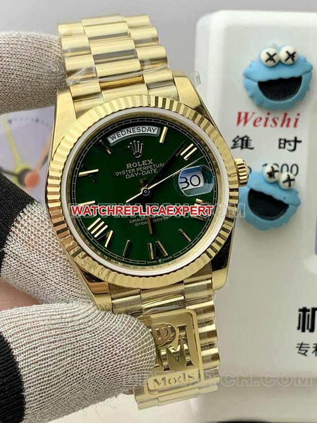 collectible watch Rolexyellow goldPPM factory Day-Date mechanical green dial Roman numerals front live photo