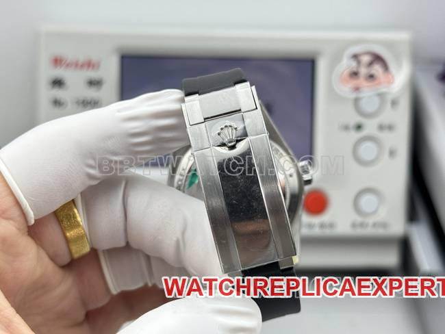 collectible watch magnetic type VS FactoryRolexblack dial green glass braceletlive photos