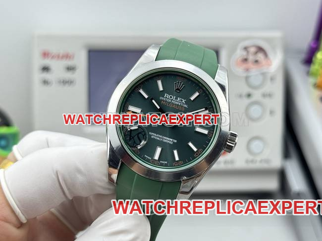 collectible watch magnetic type VS FactoryRolexgreen dial green rubber model front live photo