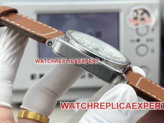 1:1replica watch Bell & Ross white dial 42mm dual time zone leather strap model side live photo