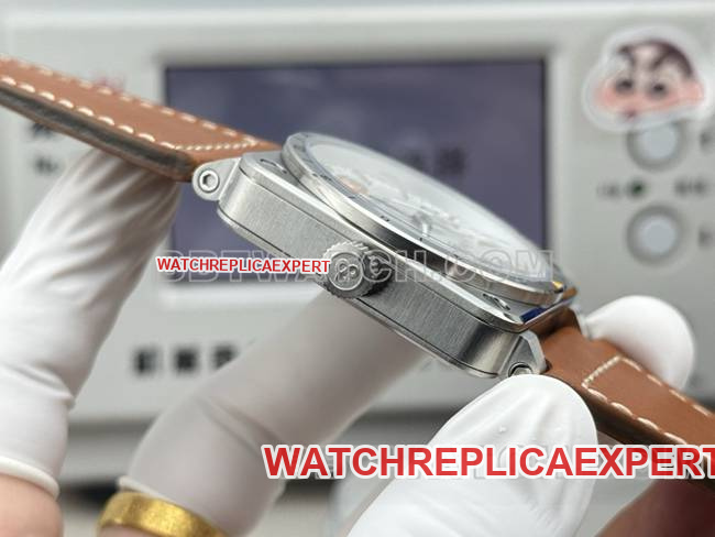 1:1replica watch Bell & Ross white dial 42mm dual time zone leather strap model side live photo