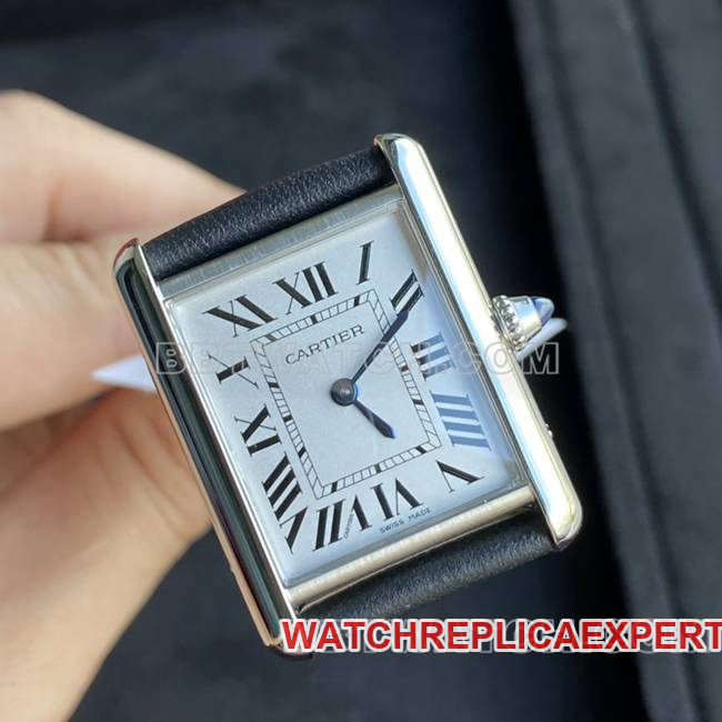 top-tier watch DR factory tank Cartierwhite dial medium quartz black braceletfront live photo