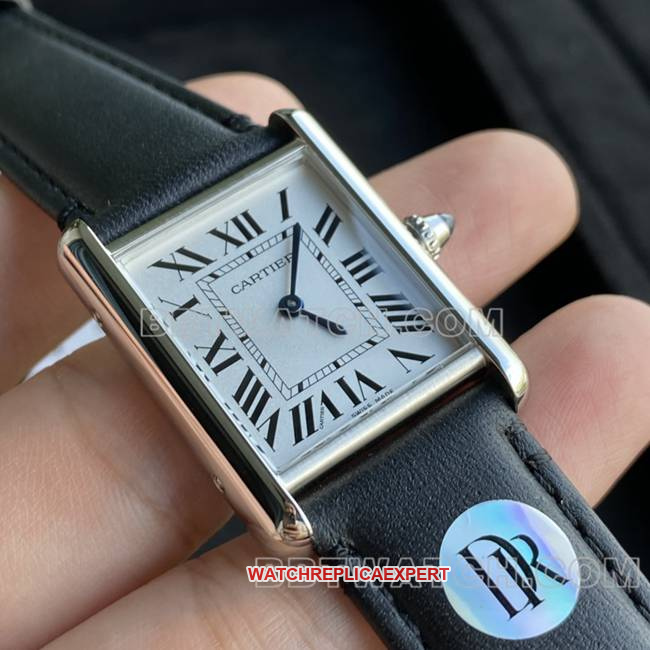 top-tier watch DR factory tank Cartierwhite dial medium quartz black braceletfront live photo
