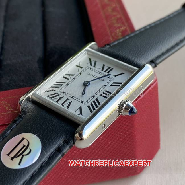 top-tier watch DR factory tank Cartierwhite dial medium quartz black braceletfront live photo