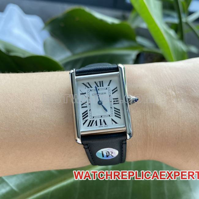 top-tier watch DR factory tank Cartierwhite dial medium quartz black braceletfront live photo