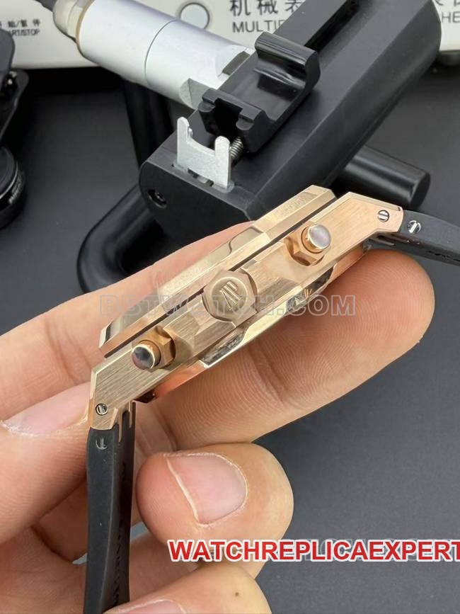 top-tier watch APS factory Audemars PiguetRoyal Oakblue dialrose gold rubber braceletside live photo