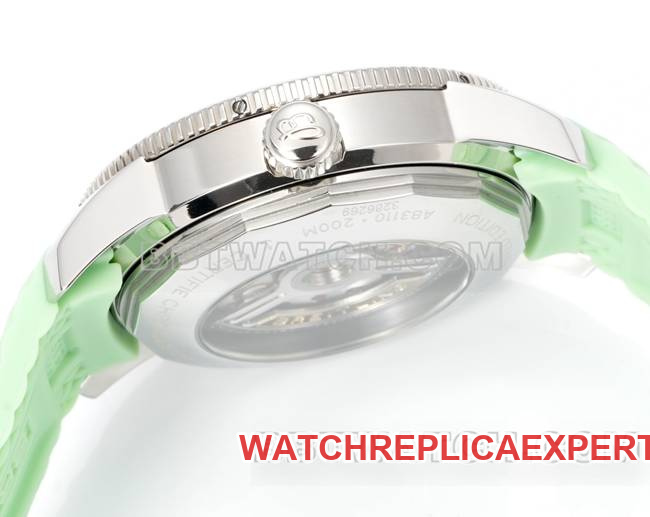 1:1replica watch super ocean culture BLS factory Breitling light green dial rubber braceletside live photo