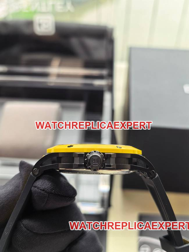 top-tier watch Bentley BL-62 peak yellow rubber braceletside live photo