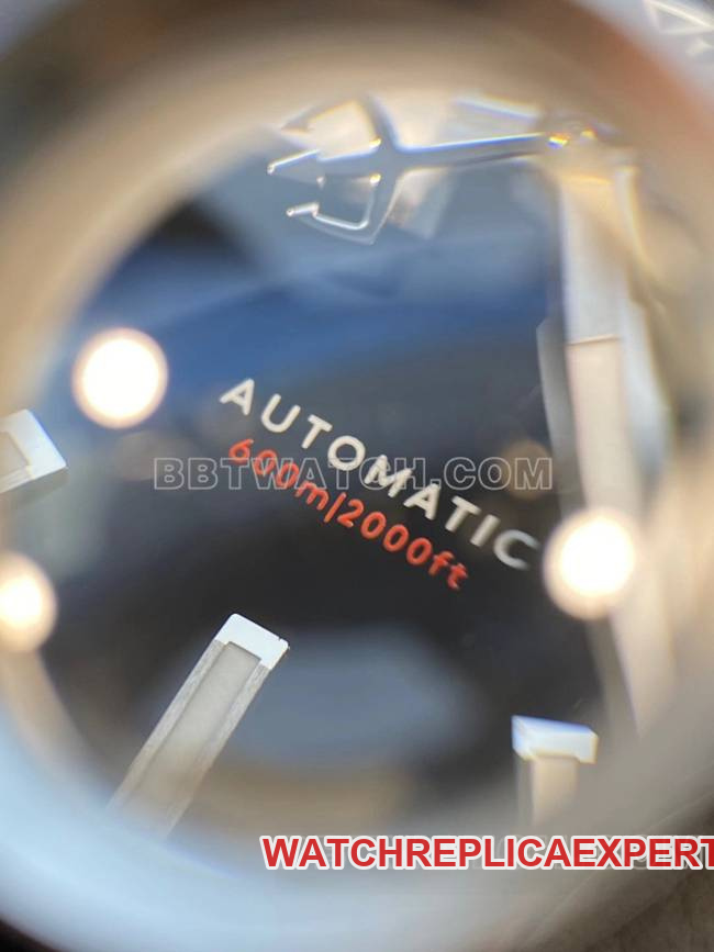 top-tier watch christopher ward black dial rubber braceletfront live photo