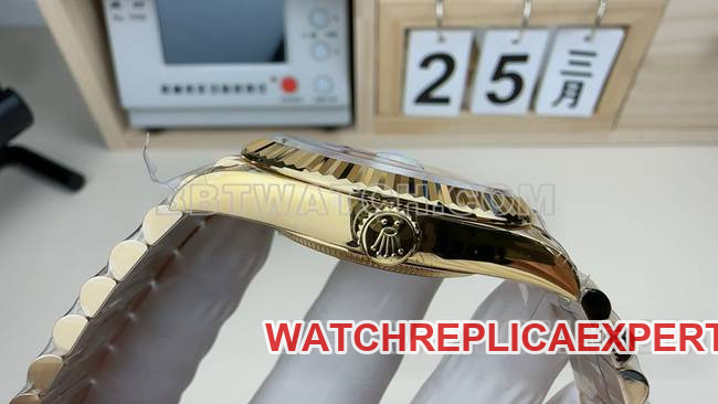 collectible watch VS FactoryRolexDay-Date mother-of-pearl yellow goldsteel braceletside live photo