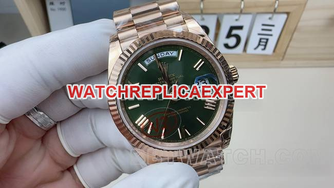 1:1replica watch VS FactoryRolexDay-Dategreen dialrose goldsteel braceletfront live photo