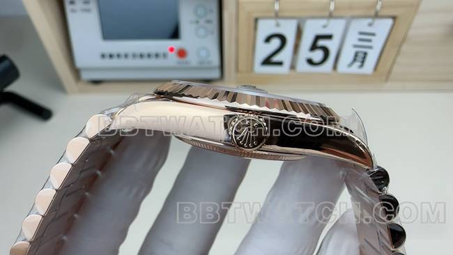 1:1replica watch VS FactoryRolexDay-Dategreen dialrose goldsteel braceletside live photo