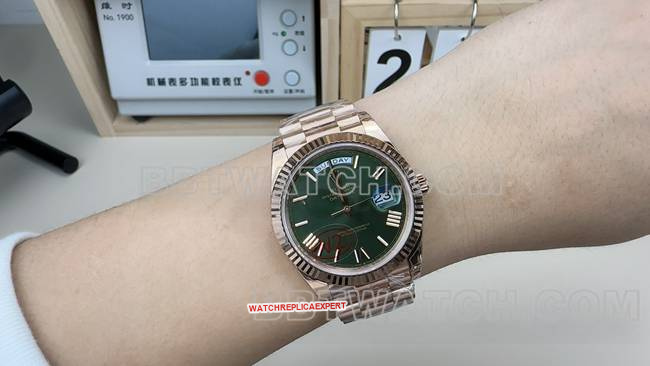1:1replica watch VS FactoryRolexDay-Dategreen dialrose goldsteel bracelet wearing live photos