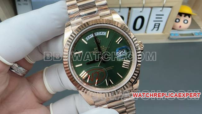 collectible watch RolexVS FactoryDay-Dategreen dialrose goldsteel braceletfront live photo