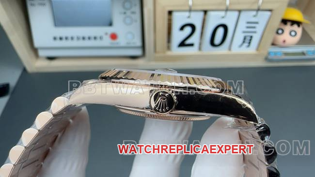 collectible watch RolexVS FactoryDay-Dategreen dialrose goldsteel braceletside live photo