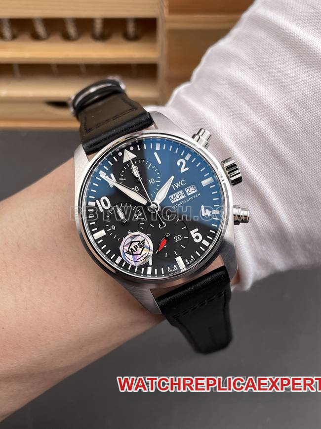 watch APS factory pilot IWC black dialchronograph leather bracelet wear live photos