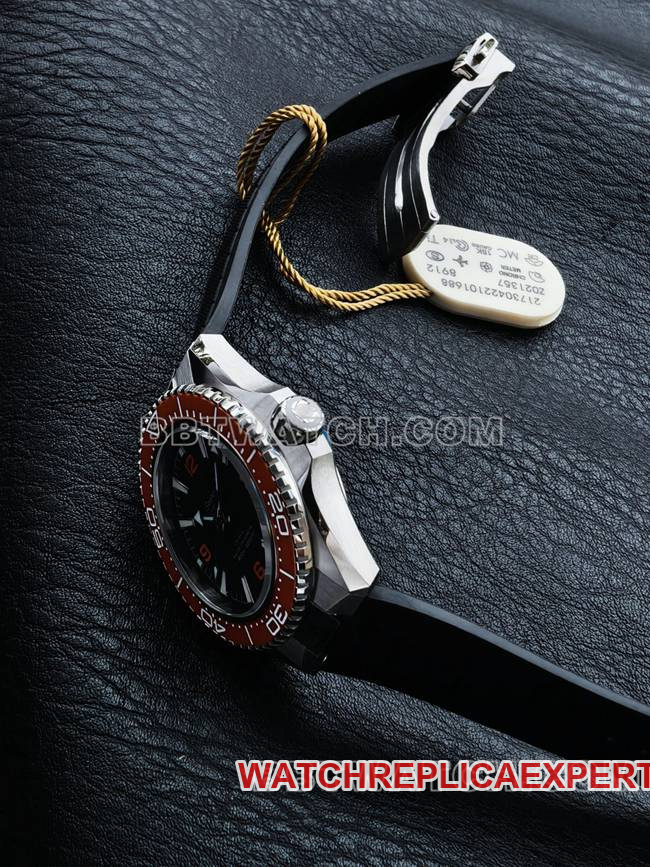 watch VS FactorySeamaster 600m black dial orange bezel black braceletside live photo